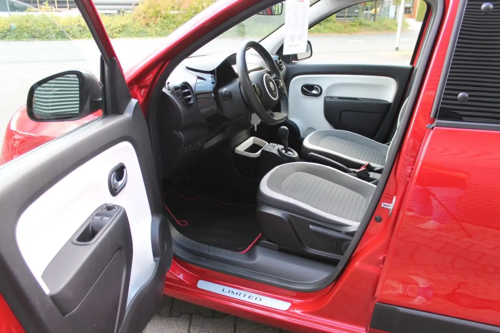 Renault Twingo 1.0 SCe Limited Uitvoering 5-Deurs AUTOMAAT Rood - 2