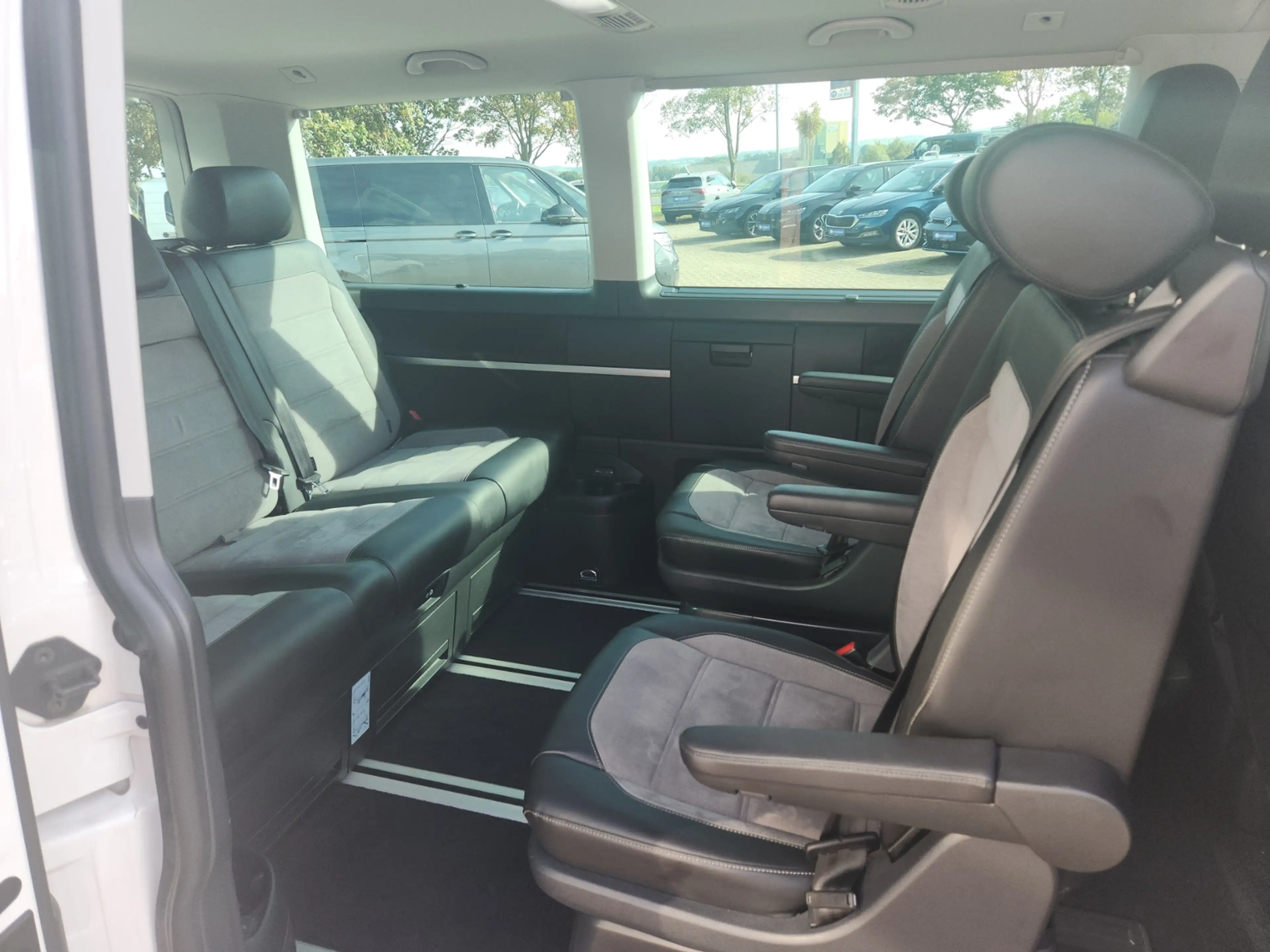 Volkswagen T6.1 Transporter 2.0 TDI 4M LED AHK RFK Clima — photo 11