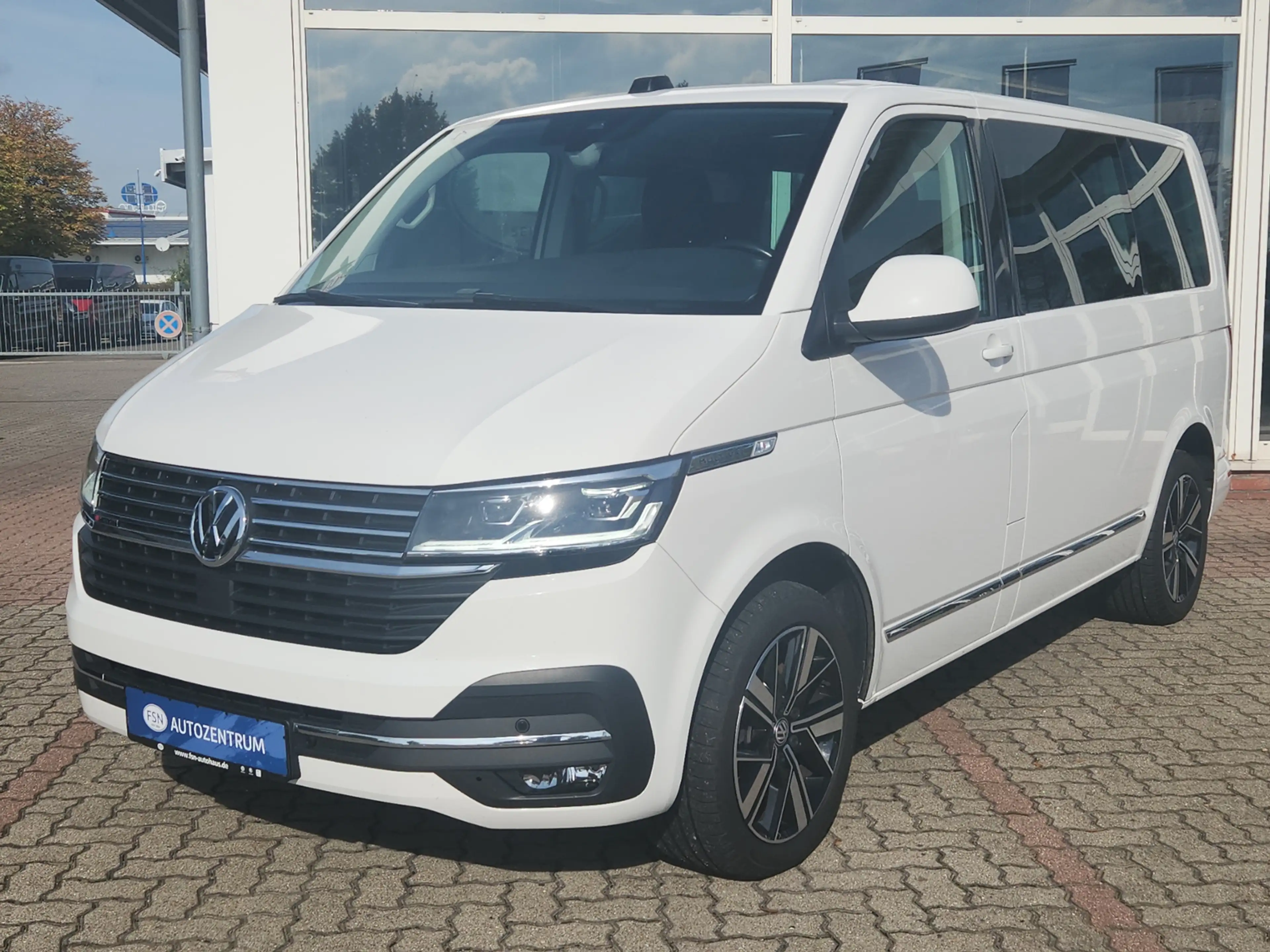 Volkswagen T6.1 Transporter 2.0 TDI 4M LED AHK RFK Clima — photo 2