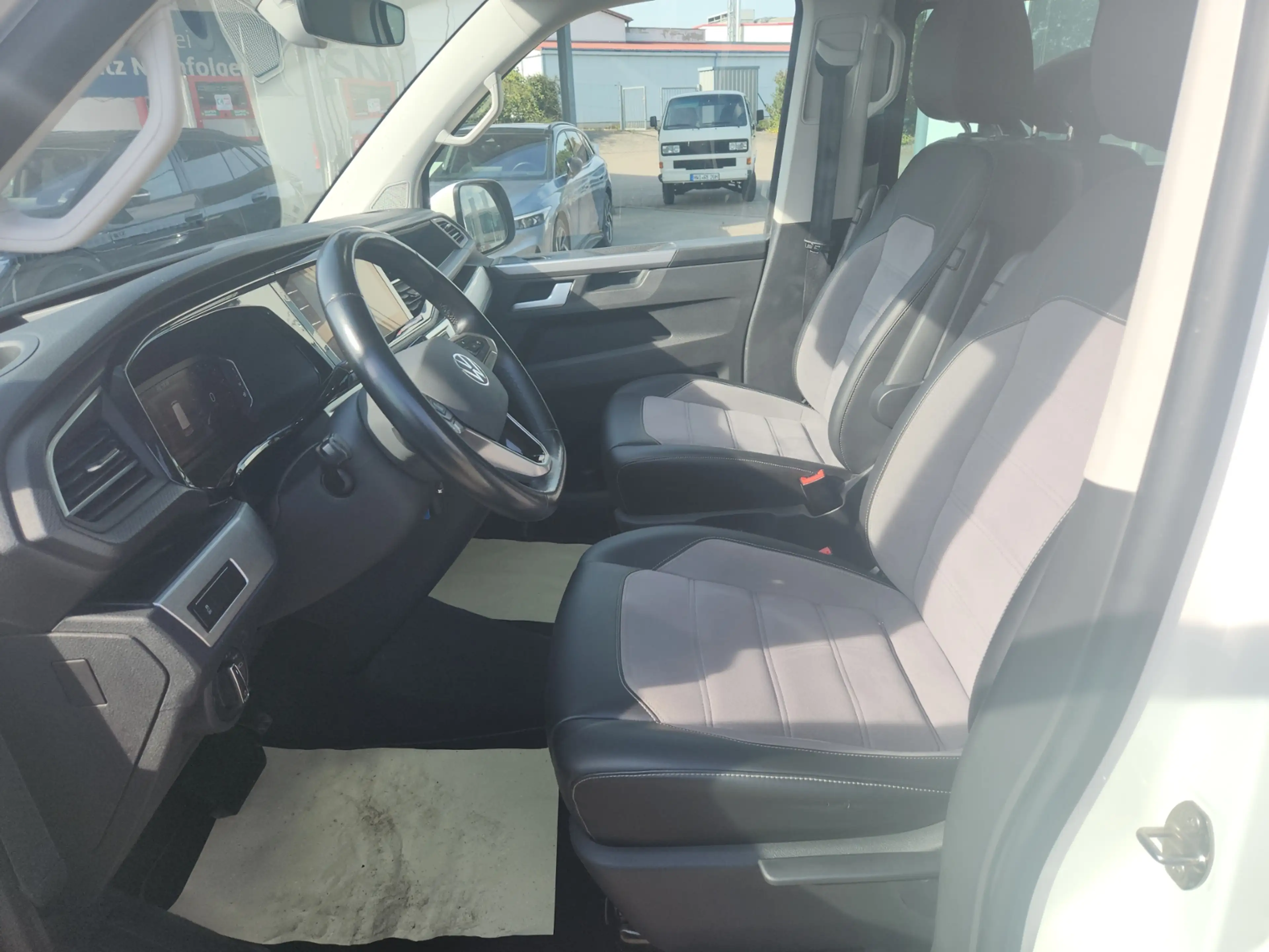 Volkswagen T6.1 Transporter 2.0 TDI 4M LED AHK RFK Clima — photo 10