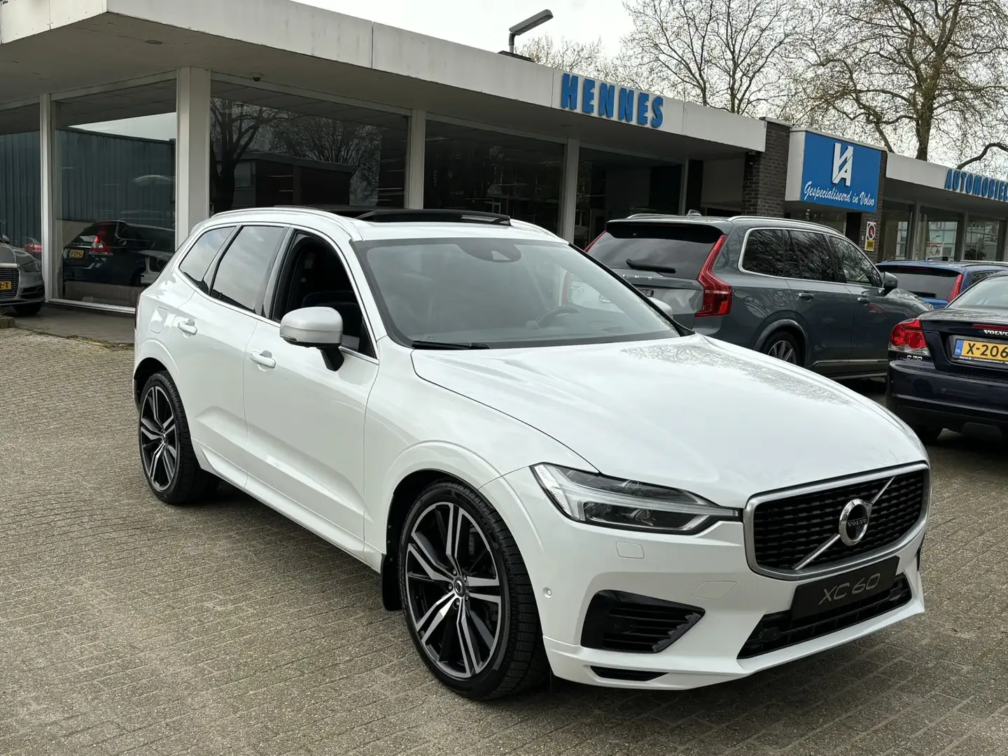 Volvo XC60 T8 AWD R-Design Head-Up B&W Luchtvering Pano Wit - 1