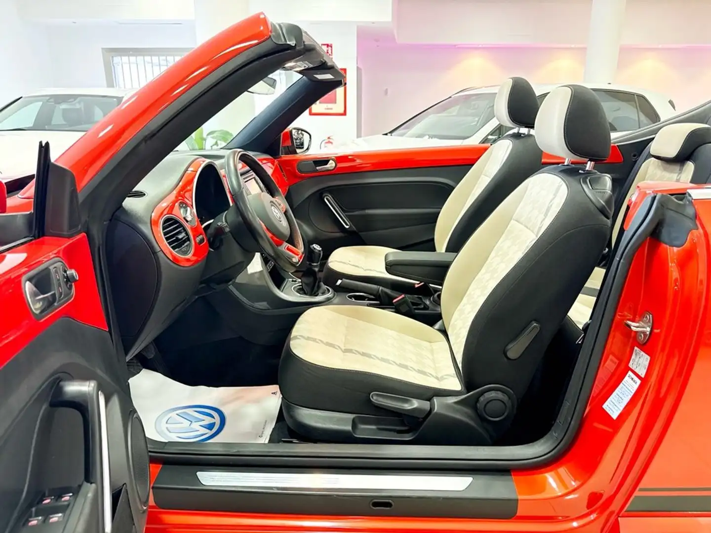 Volkswagen Beetle Cabrio 2.0TDI Design 110kW Rojo - 2