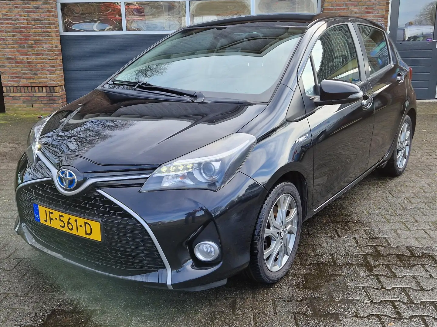 Toyota Yaris 1.5 Hybrid Dynamic Zwart - 2