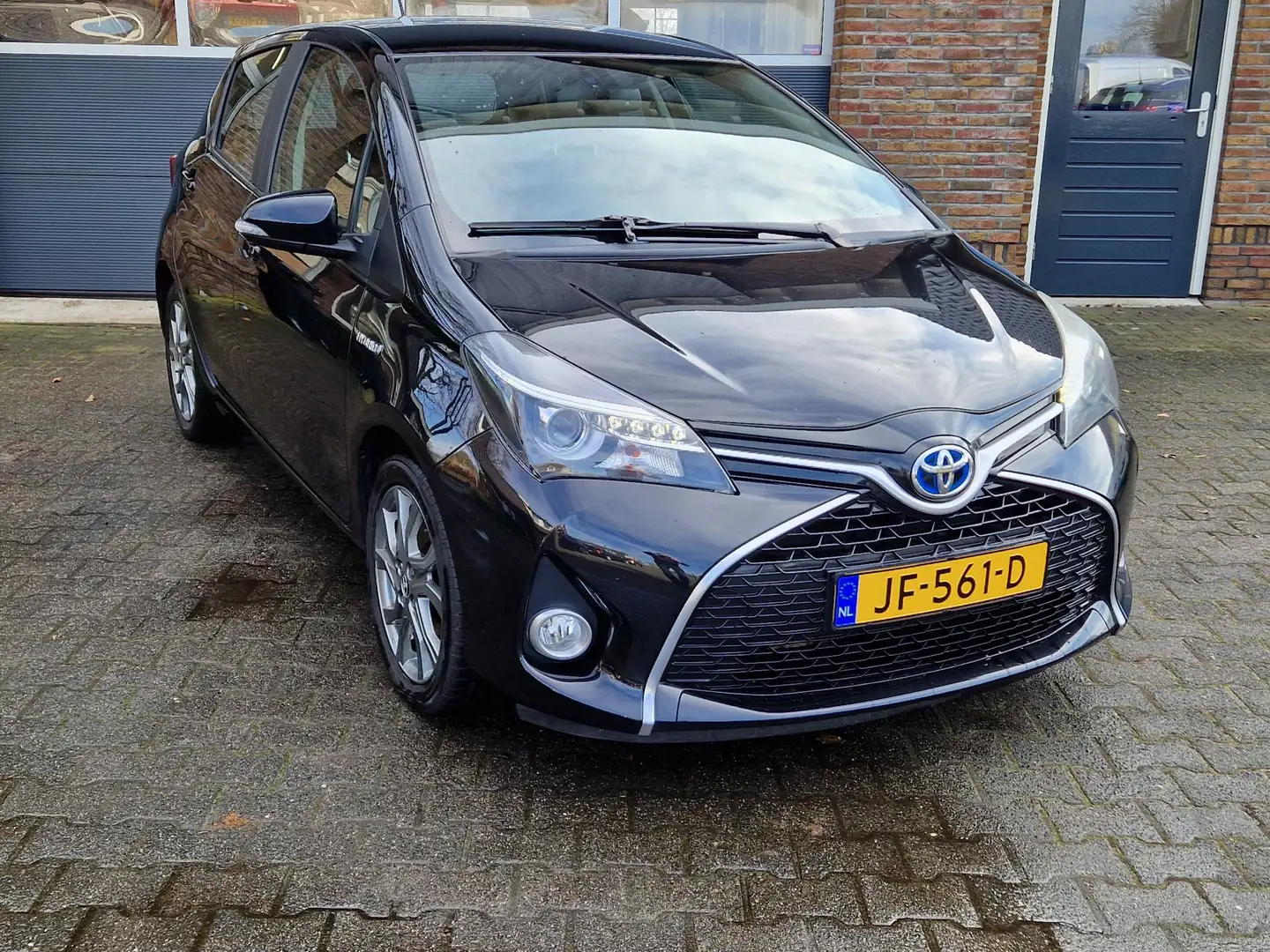 Toyota Yaris 1.5 Hybrid Dynamic Zwart - 1