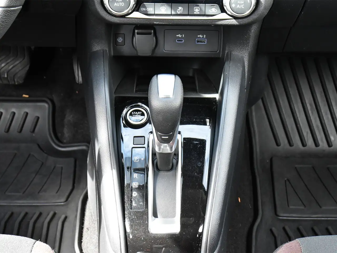 Nissan Versa снимка Nissan Versa