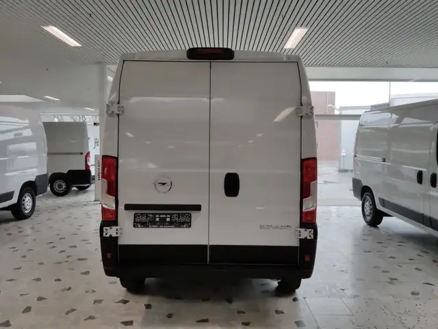 Opel Movano view 8