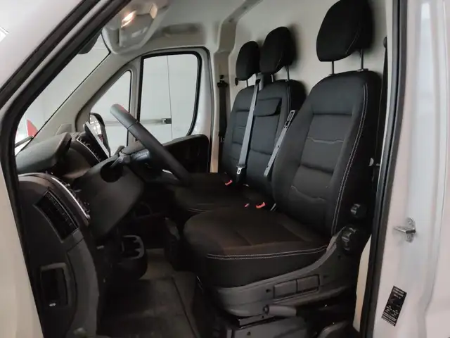 Opel Movano view 13