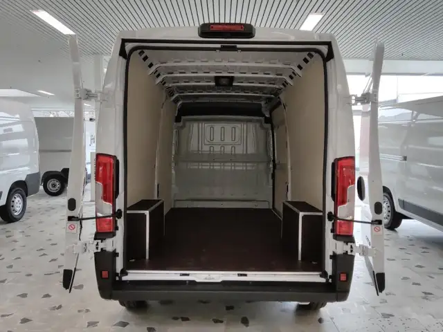 Opel Movano view 10