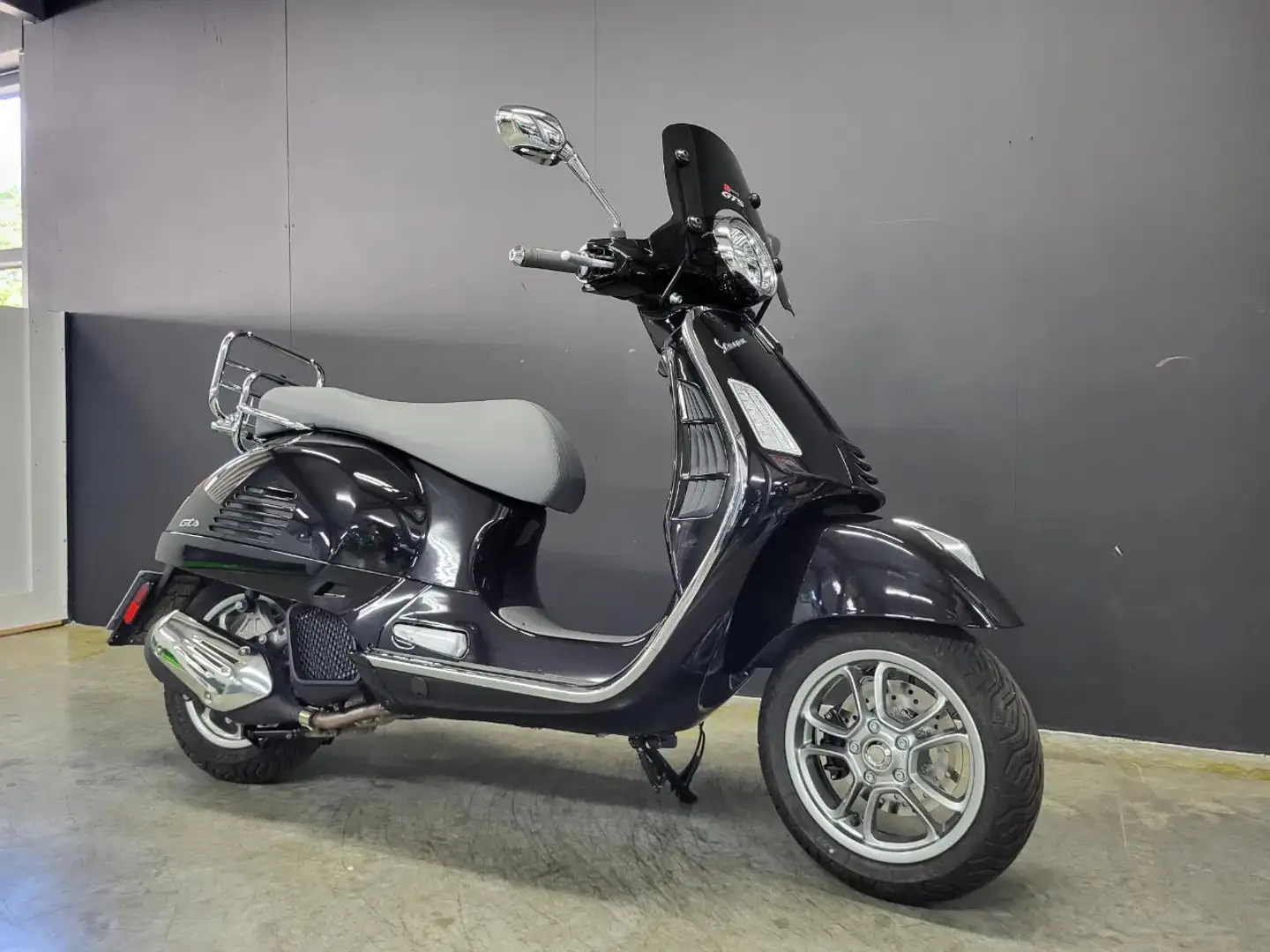 Piaggio GTS 125 Vespa - 1