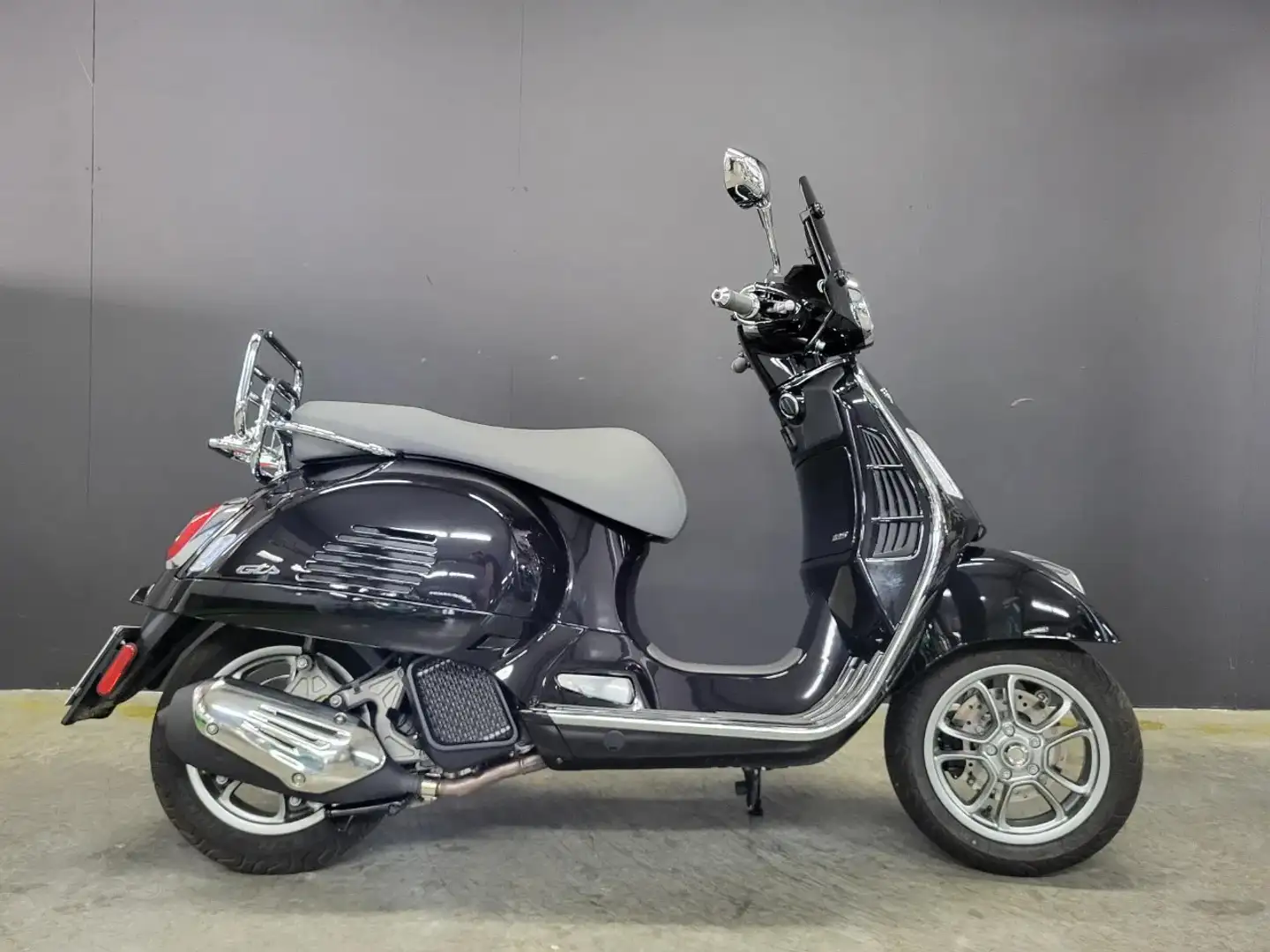 Piaggio GTS 125 Vespa - 2