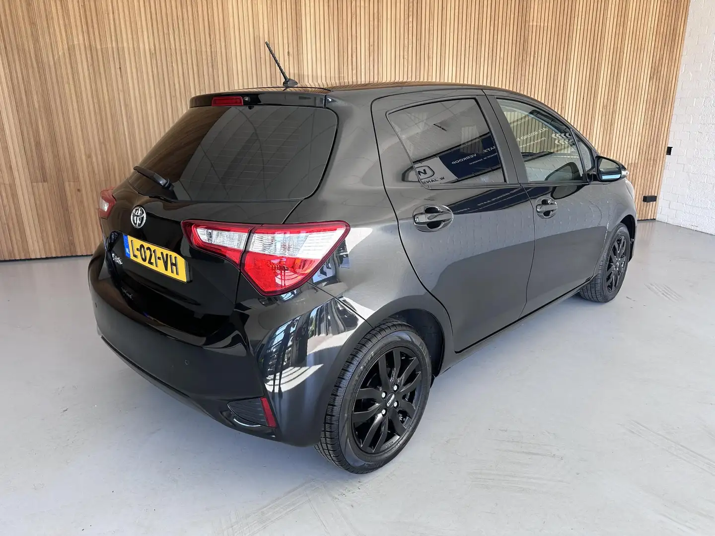 Toyota Yaris 1.0 VVT-i Y20 Camera | Keyless | Navi | Parkeersen Schwarz - 2