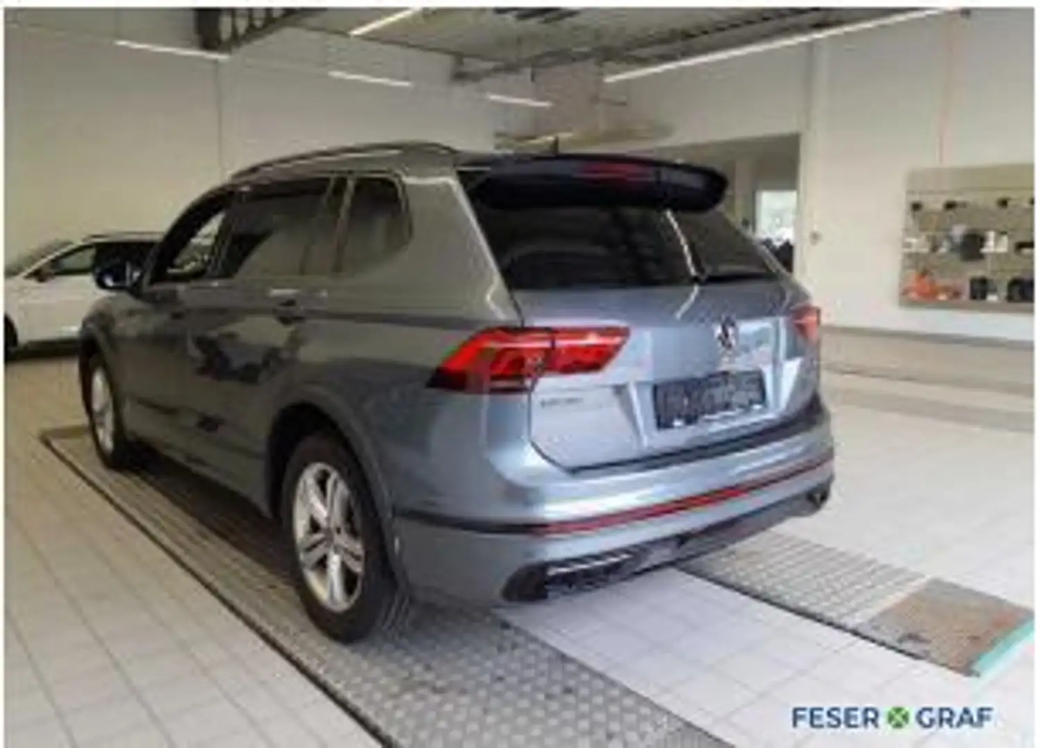 Volkswagen Tiguan Allspace R-LINE 2.0 TSI DSG 4M BLACK AHK Grau - 2