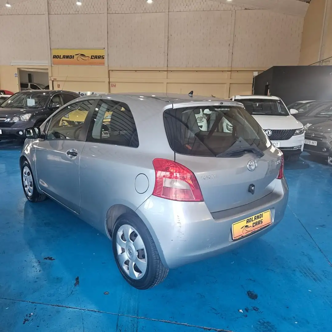Toyota Yaris 1.3 VVT-i Luna Gris - 2