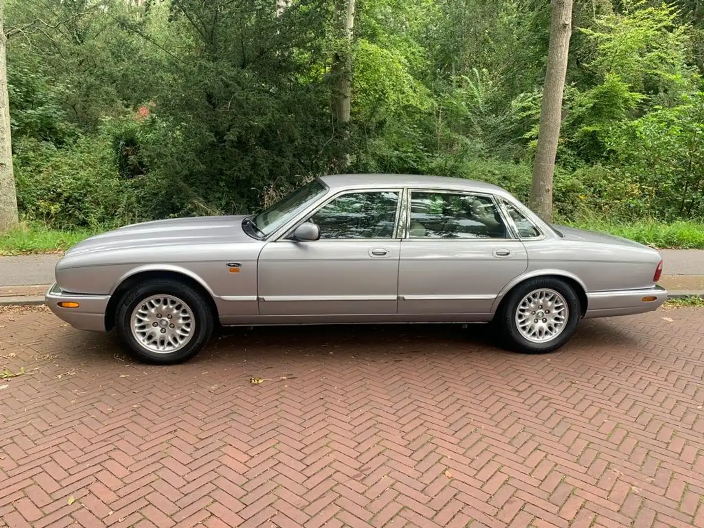 Jaguar XJ8 3.2 V8 Executive Stříbrná - 1