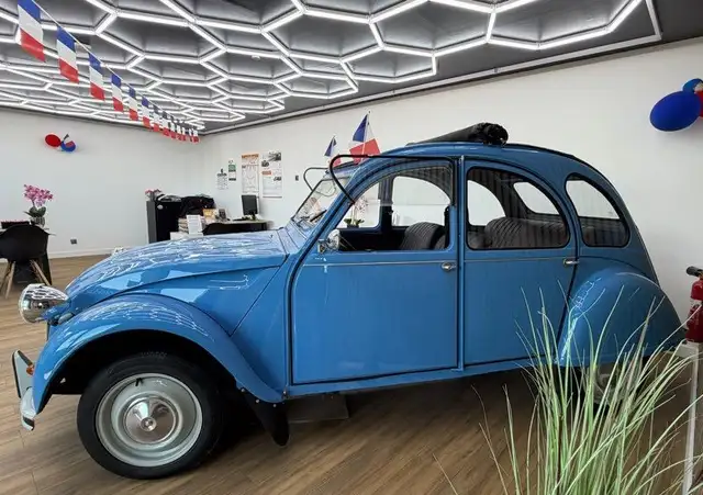 Citroen 2CV view 3