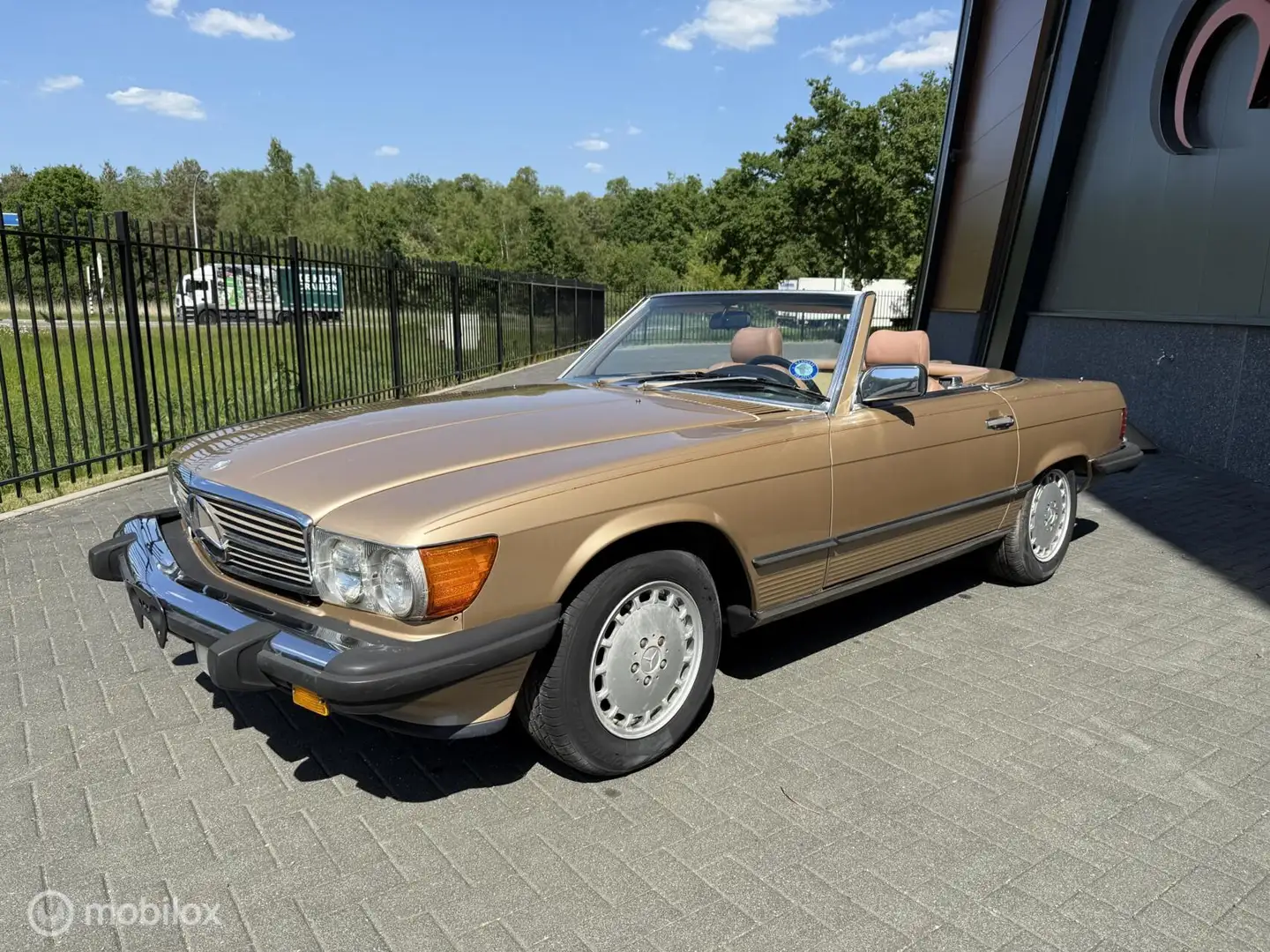 Mercedes-Benz SL 560 W107 - 2