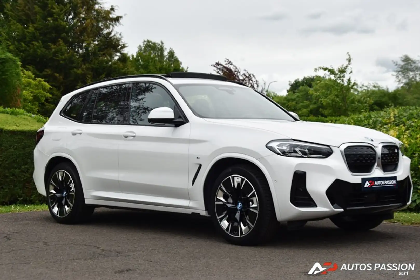 BMW iX3 Pack-M Impressive Toit ouvrant | 360° View | HK Blanc - 2