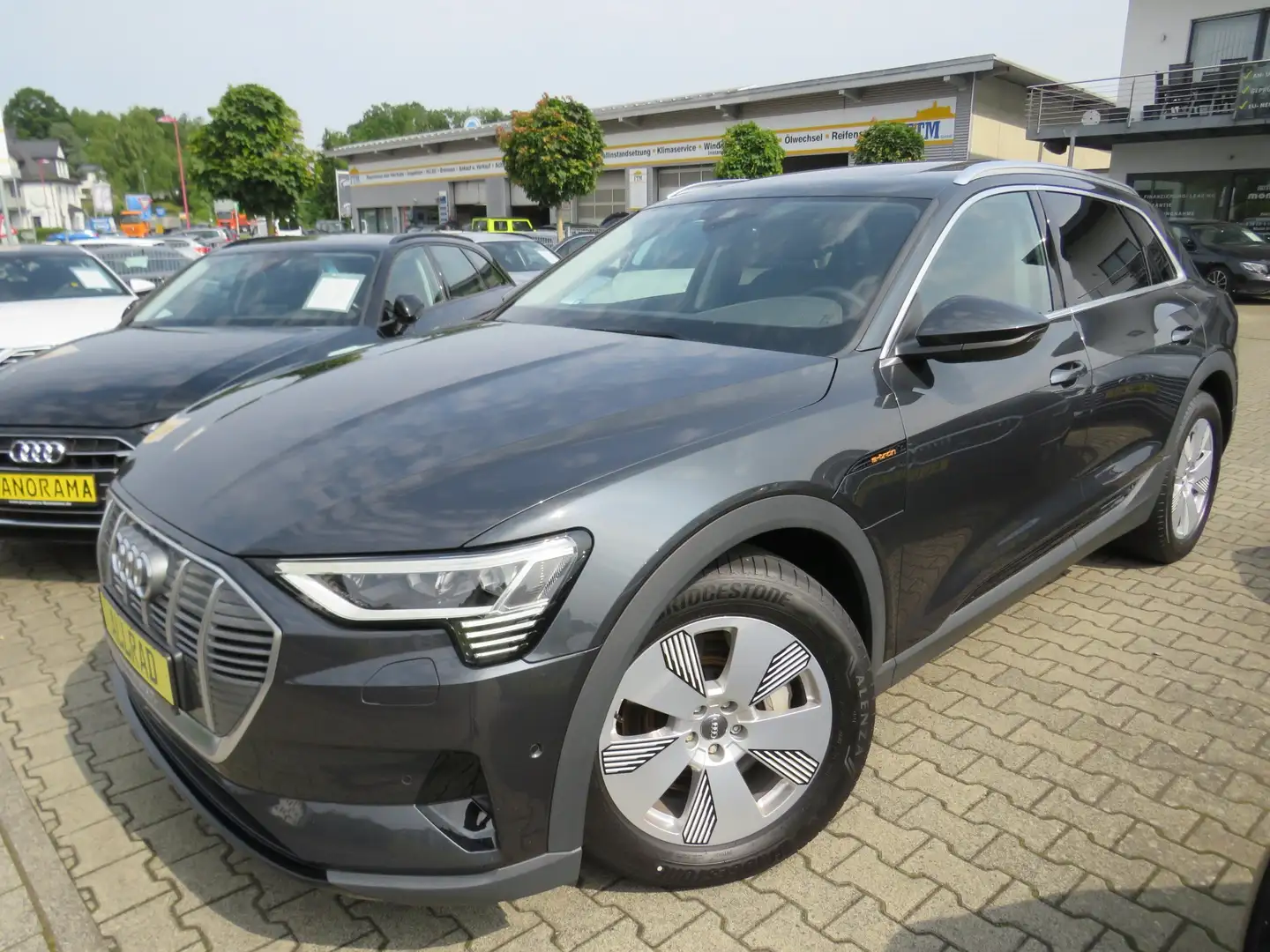 Audi e-tron 55 quattro *PANO *LEDER *AHK *MATRIX LED *1.HAND Grau - 1