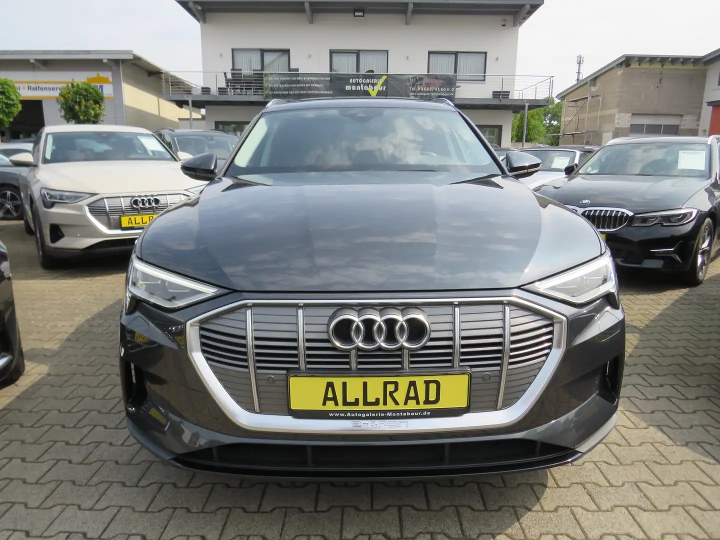 Audi e-tron 55 quattro *PANO *LEDER *AHK *MATRIX LED *1.HAND Grau - 2