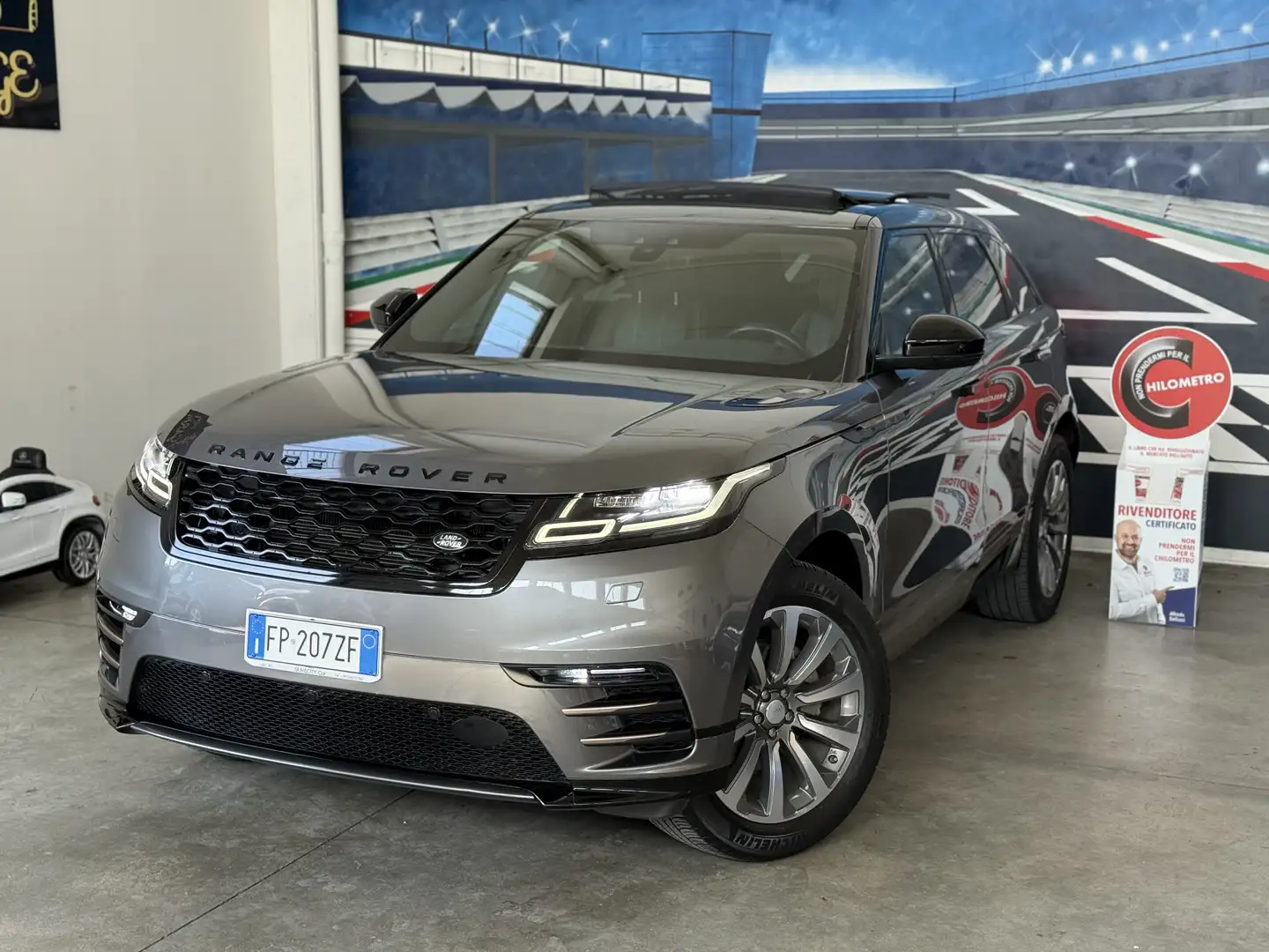 Land Rover Range Rover Velar 2.0 i4 R-Dynamic HSE 240cv auto Grigio - 2