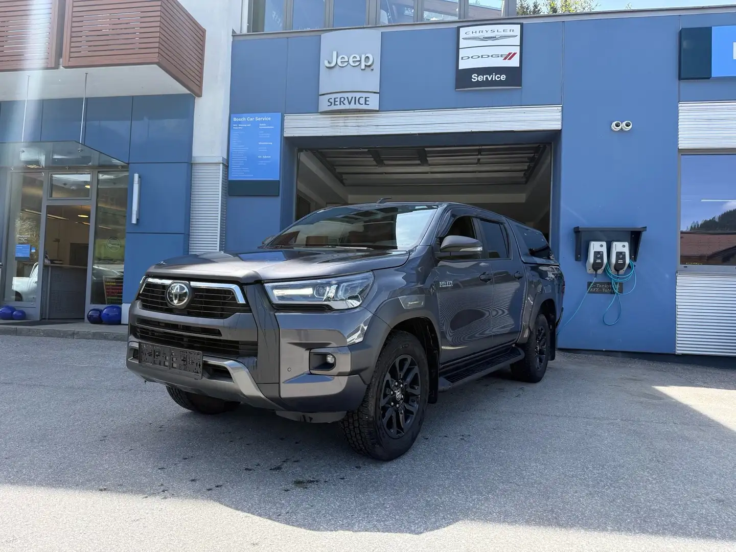 Toyota Hilux Hilux 4WD 2,8 D-4D Aut. Invincible Grau - 2