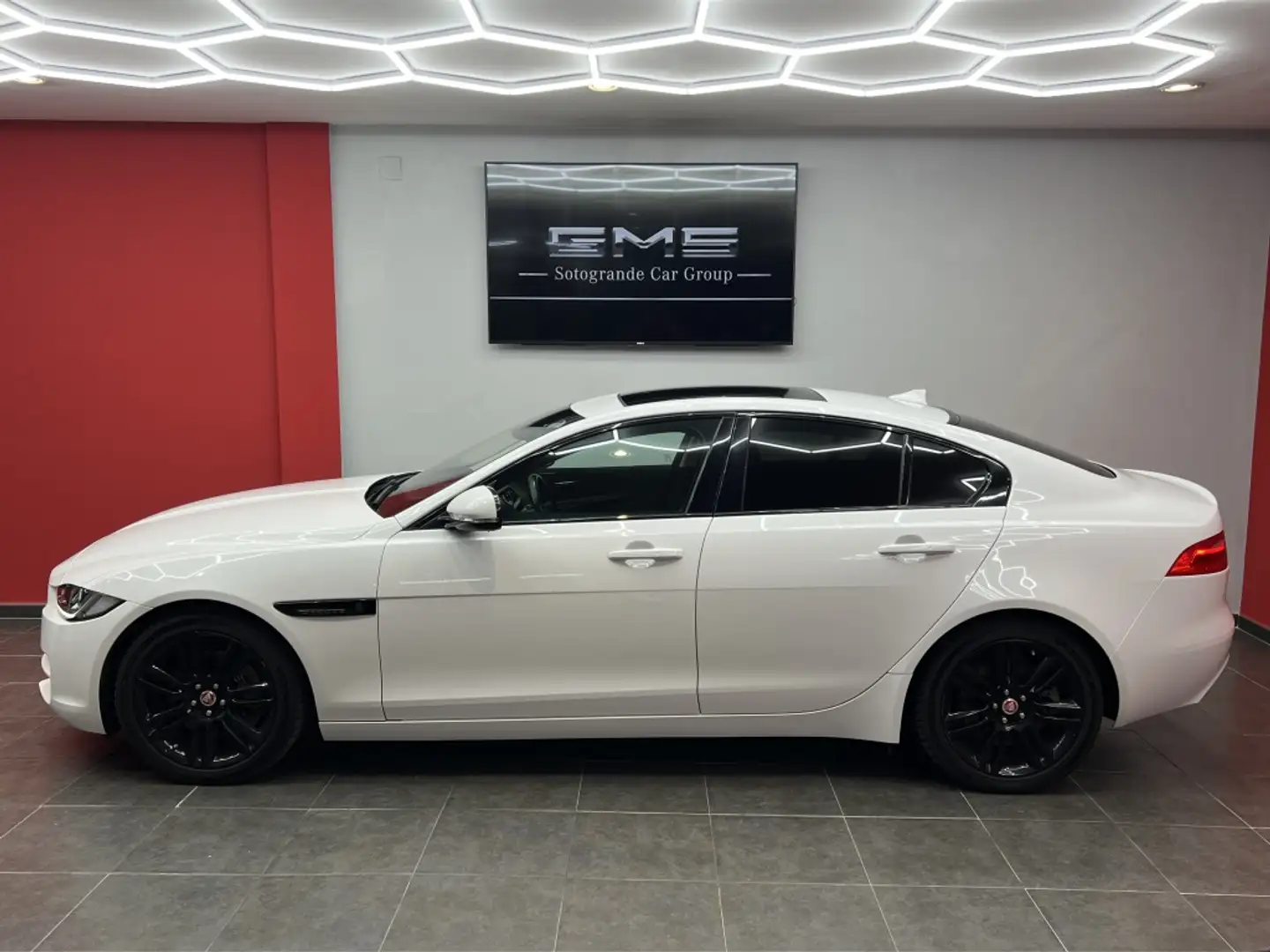 Jaguar XE 2.0 GTDi Prestige Aut. 240 Blanco - 2