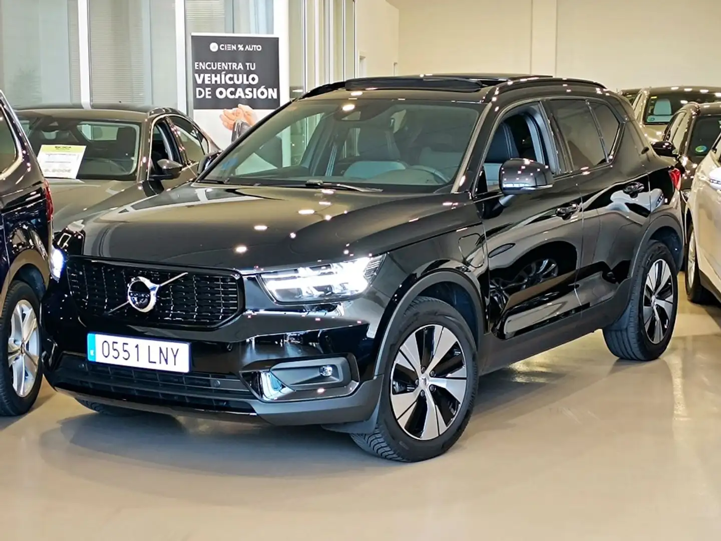 Volvo XC40 1.5 T4 Twin Recharge R-Design Exp Auto Schwarz - 1