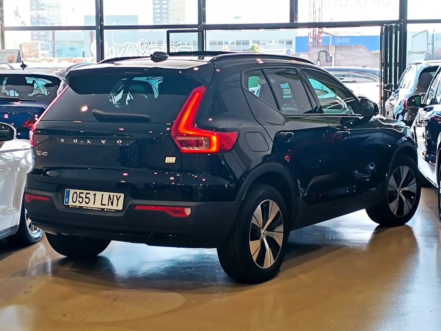 Volvo XC40 1.5 T4 Twin Recharge R-Design Exp Auto Schwarz - 2