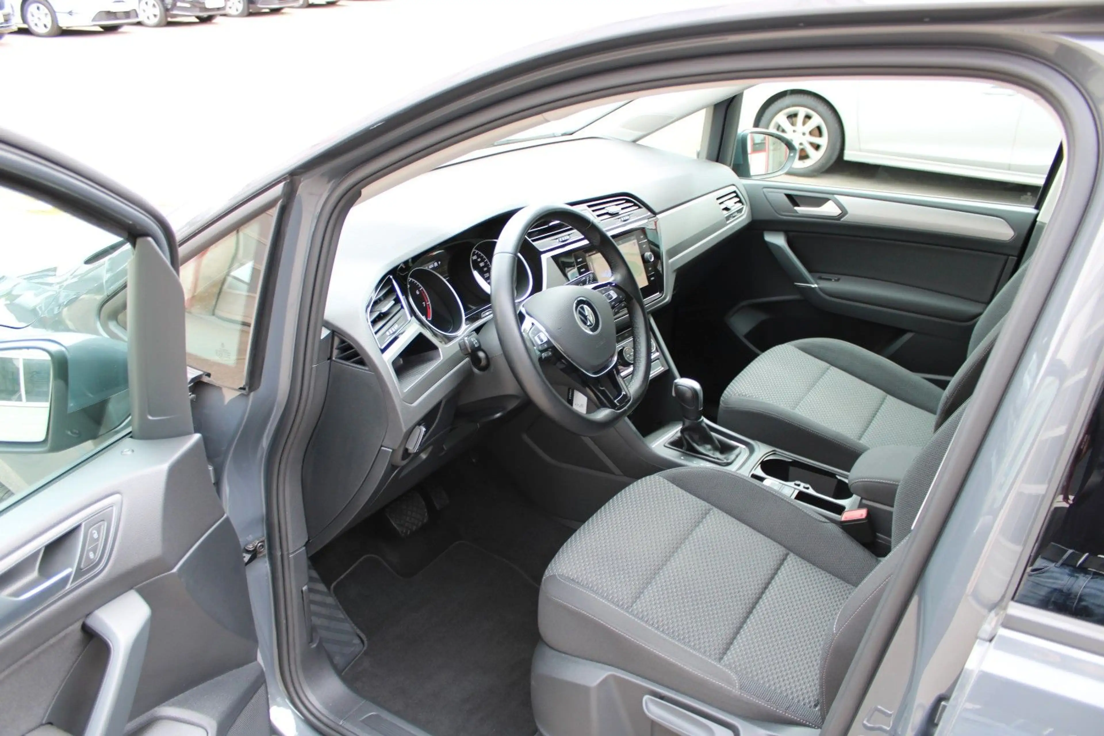 Volkswagen Touran 1.5 TSI DSG Comfortline, Kamera, AHK, LED — photo 7