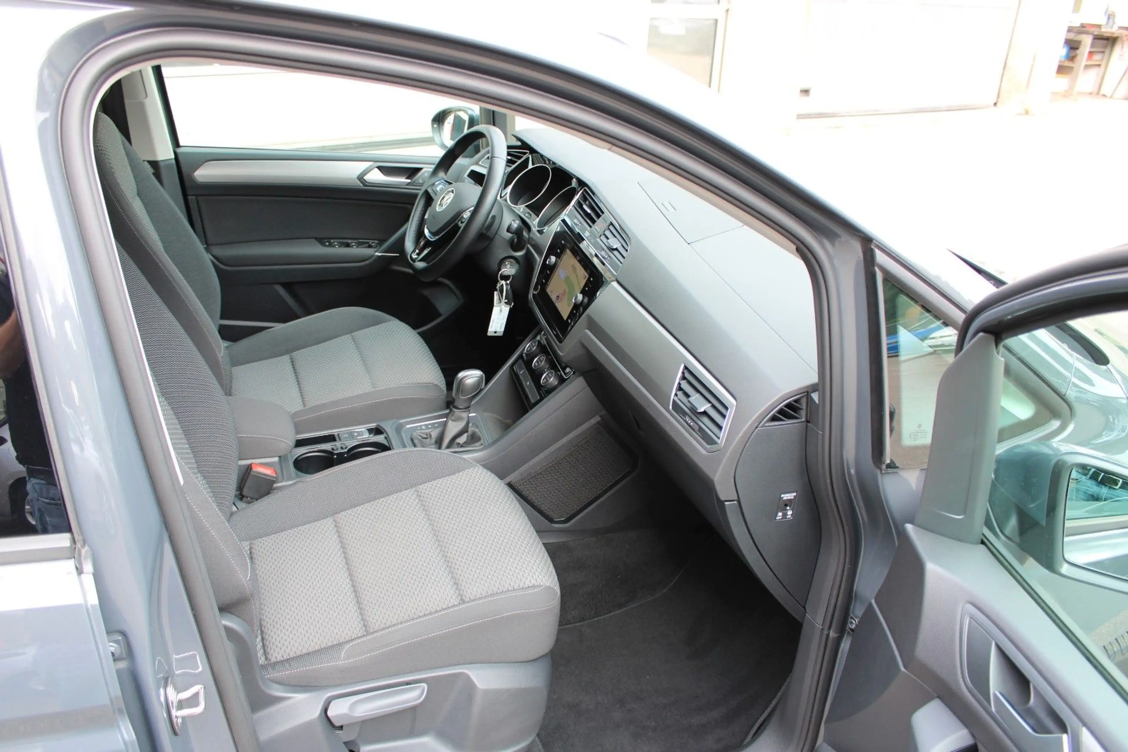 Volkswagen Touran 1.5 TSI DSG Comfortline, Kamera, AHK, LED — photo 8