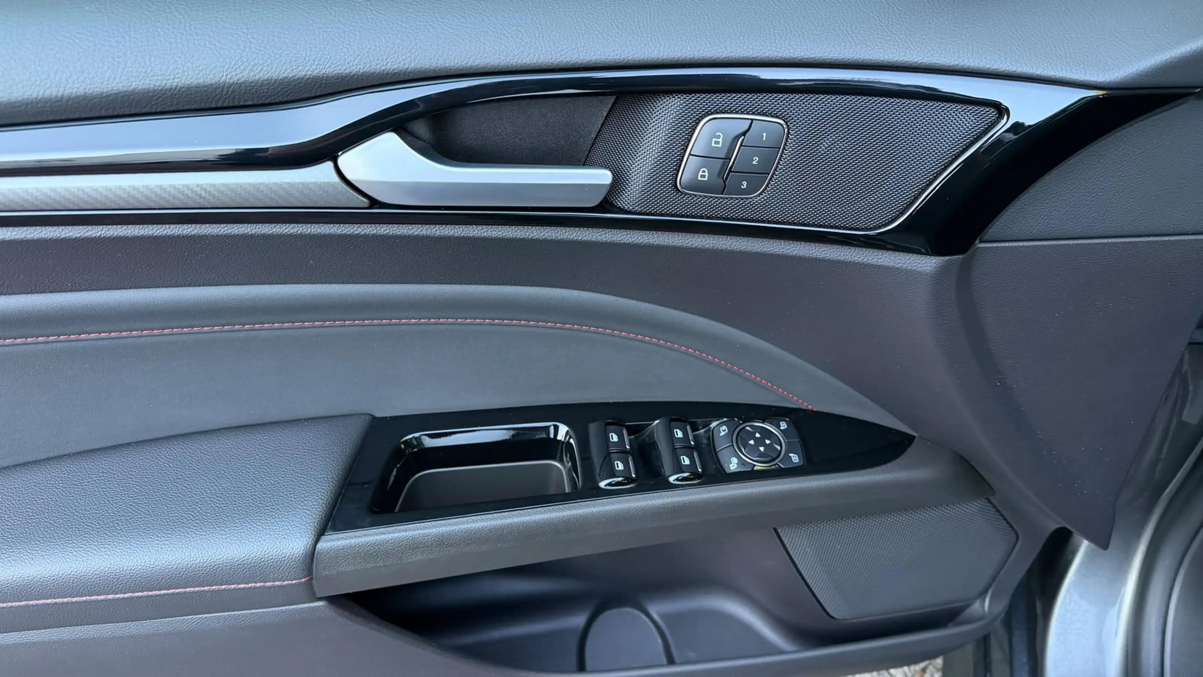 Ford Mondeo 2.0EB Aut. ST-Line LED+STHZ+KAM+AHK+PANO+ — photo 23