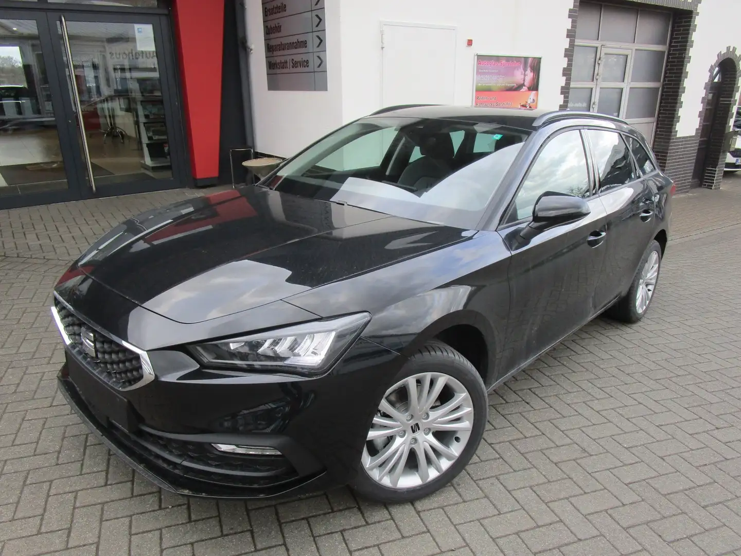 SEAT Leon ST 1,0 eTSI DSG Style Mildhybrid Schwarz - 1