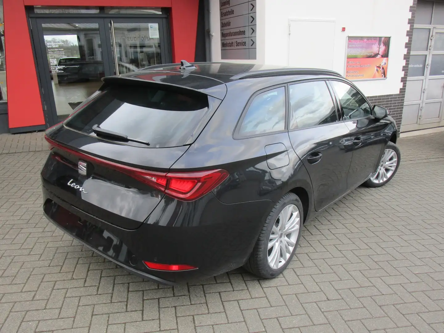 SEAT Leon ST 1,0 eTSI DSG Style Mildhybrid Schwarz - 2