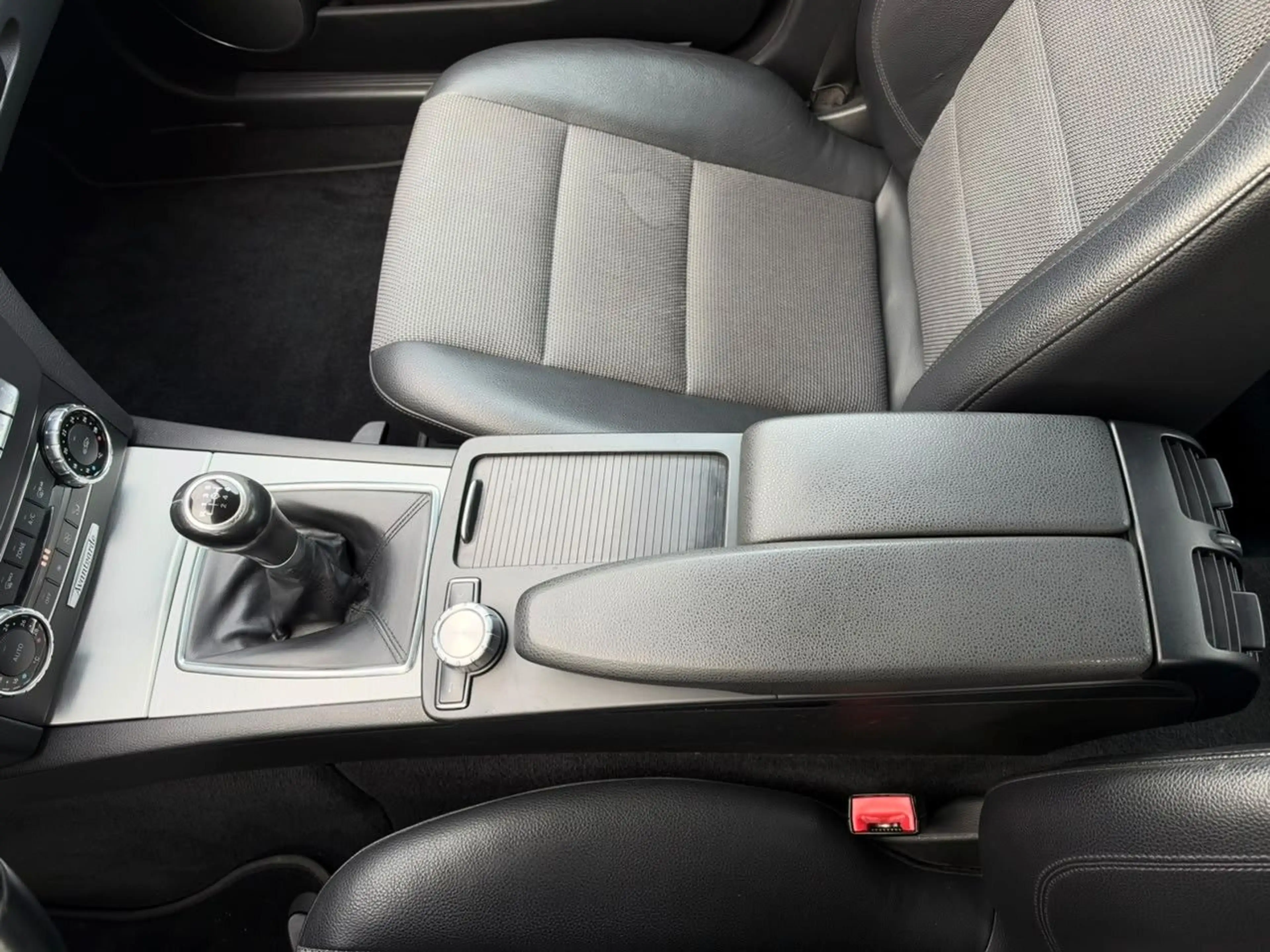Mercedes-Benz C 220 Limousine CDI BlueEfficiency Avantgarde — photo 25
