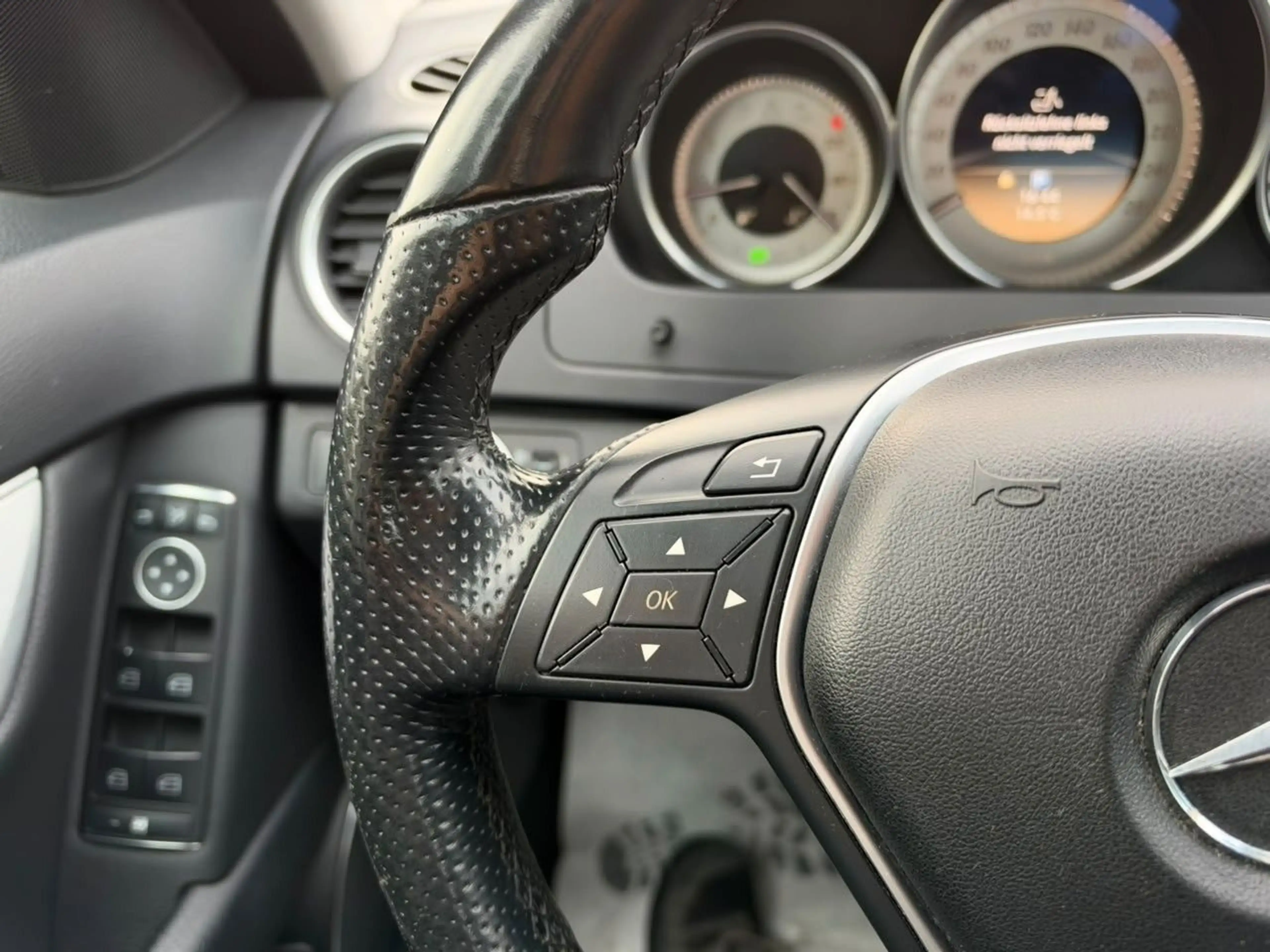Mercedes-Benz C 220 Limousine CDI BlueEfficiency Avantgarde — photo 30