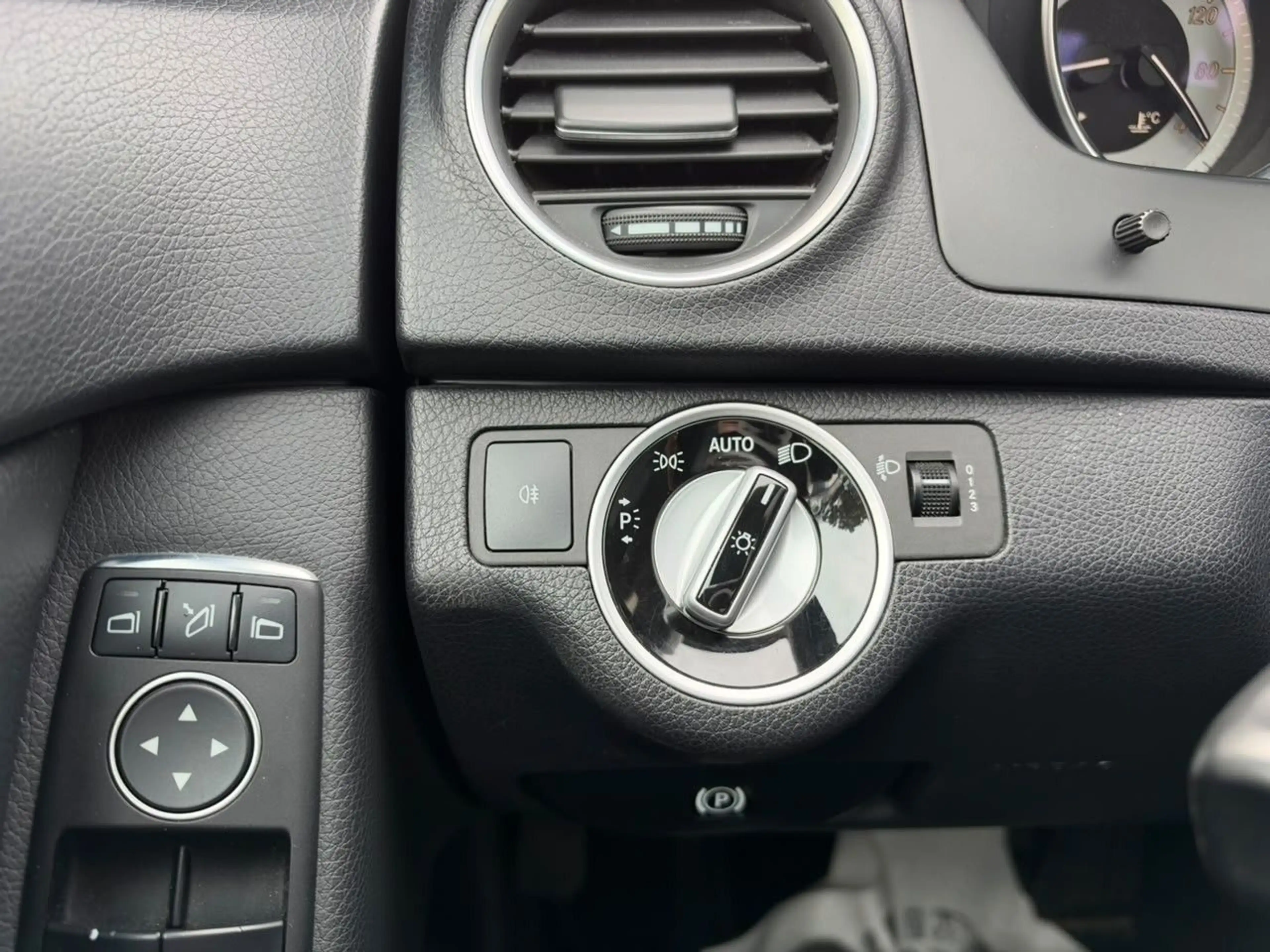 Mercedes-Benz C 220 Limousine CDI BlueEfficiency Avantgarde — photo 22
