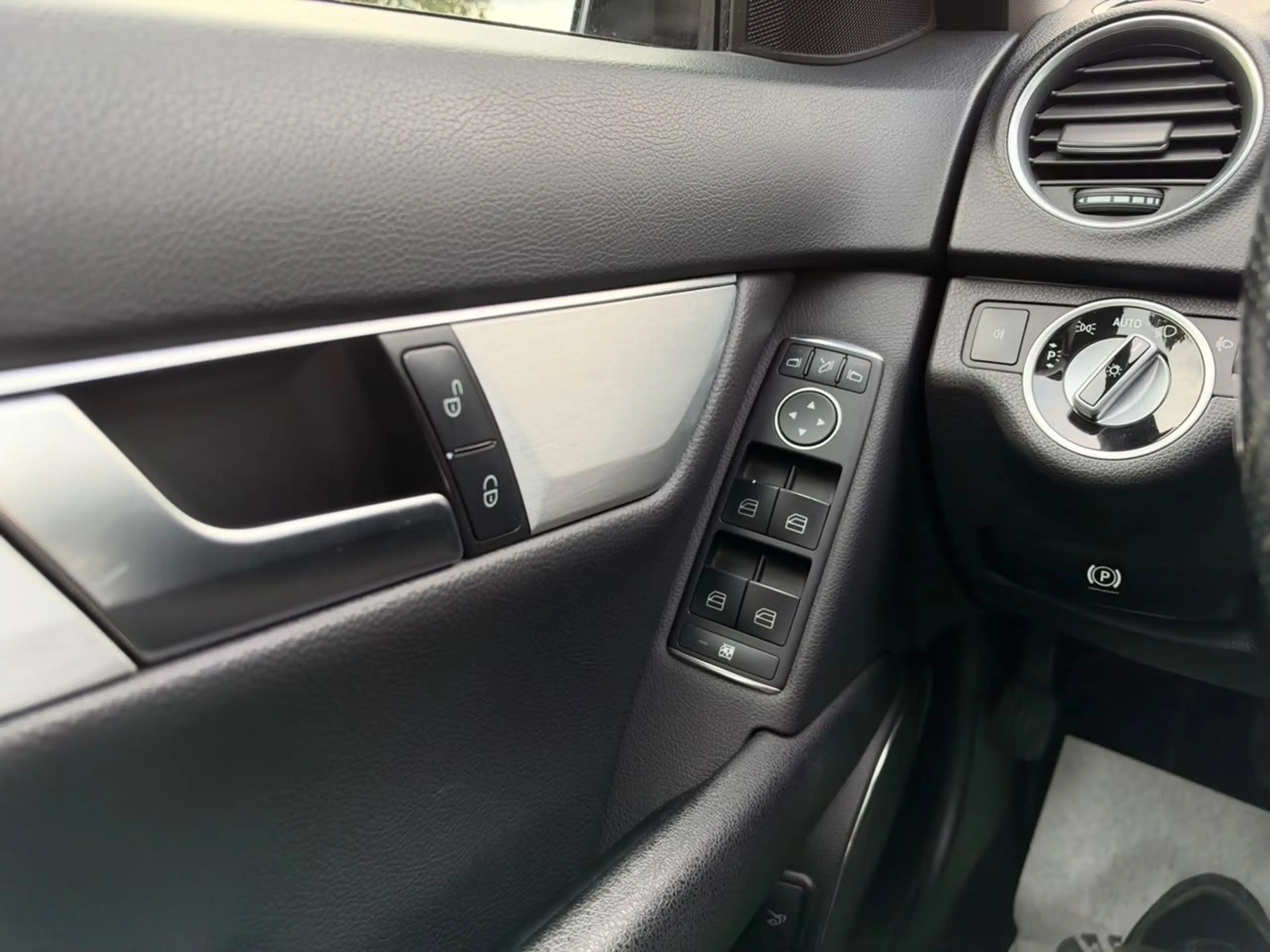 Mercedes-Benz C 220 Limousine CDI BlueEfficiency Avantgarde — photo 29