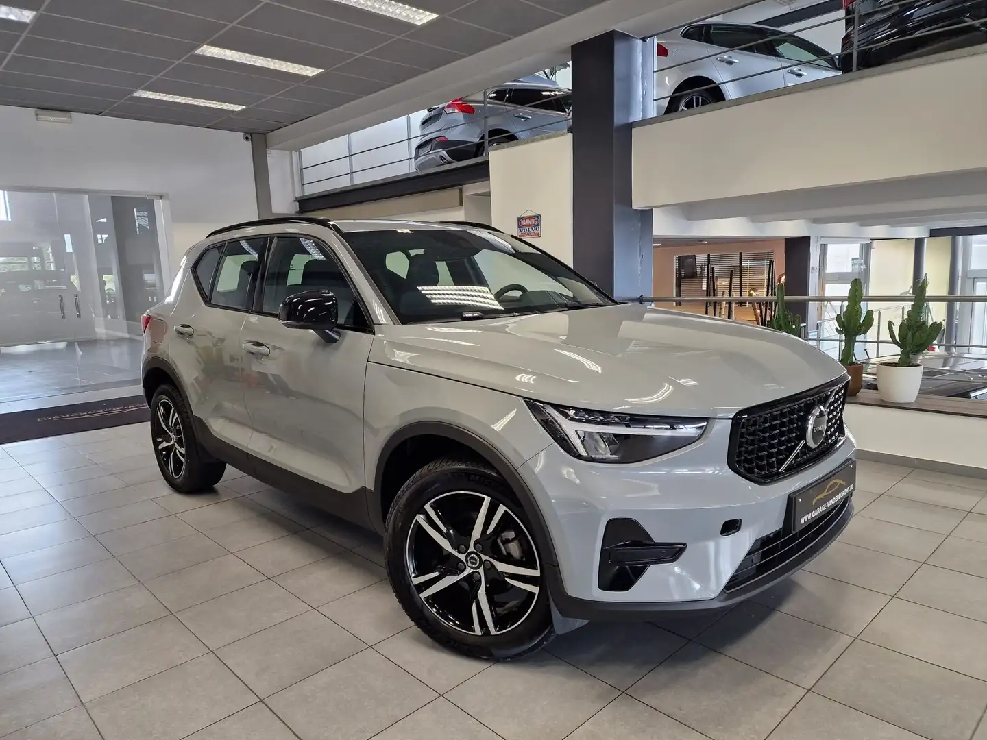 Volvo XC40 PLUS DARK BENZINE AUTOMAAT NIEUW-OKM Grigio - 1