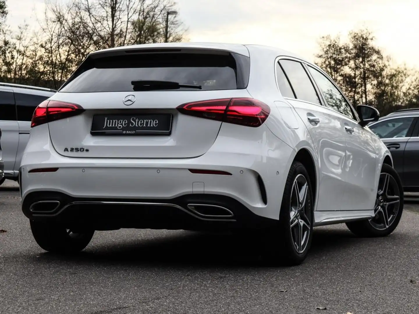 Mercedes-Benz A 250 e AMG-Sport/LED/Kamera/Shz/Keyl/Ambi/18" Weiß - 2