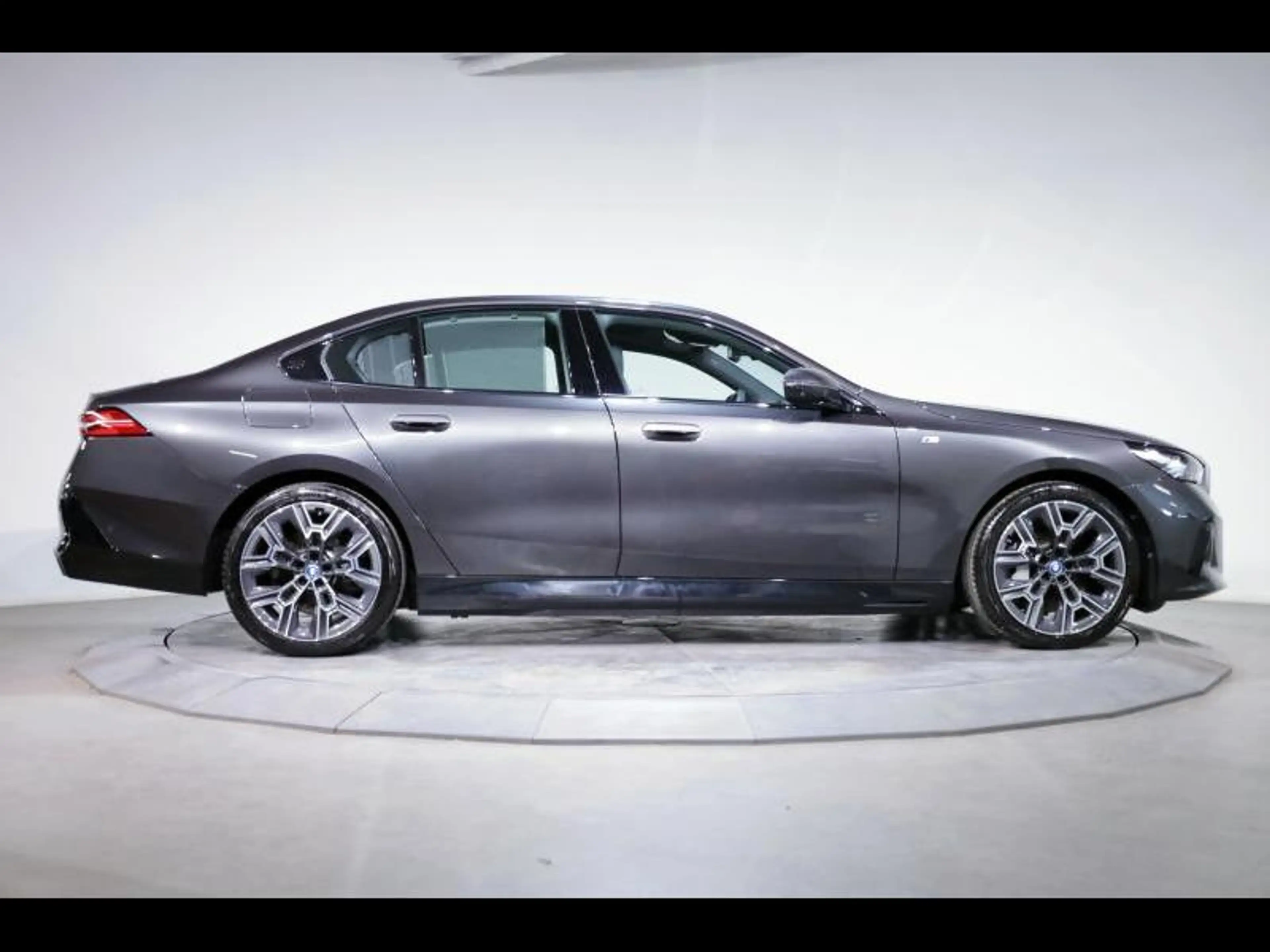 BMW 550 e xDrive Berline Kit M Sport — photo 3