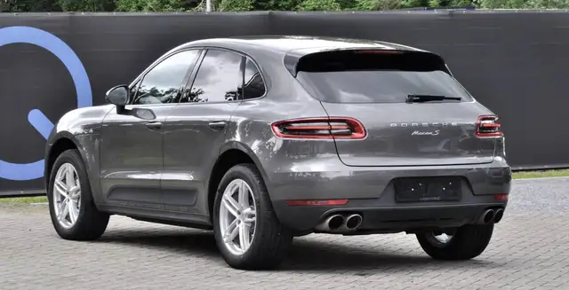 Porsche Macan view 3