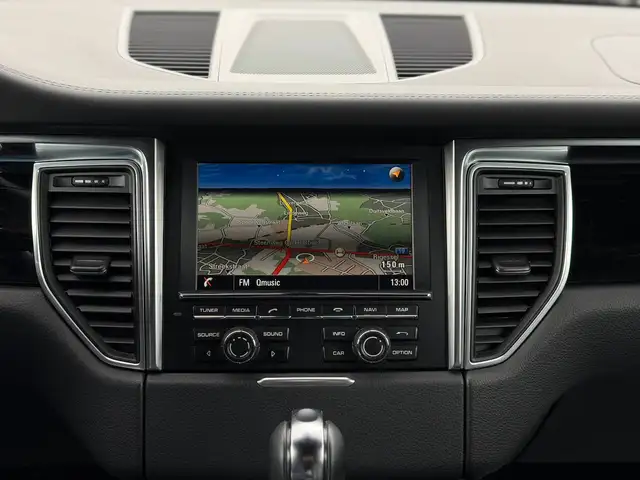Porsche Macan view 13