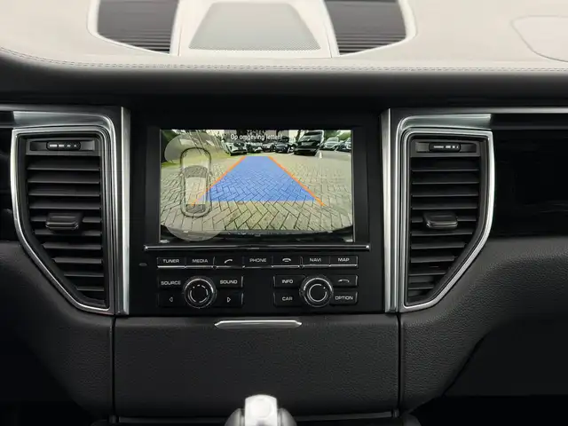 Porsche Macan view 12