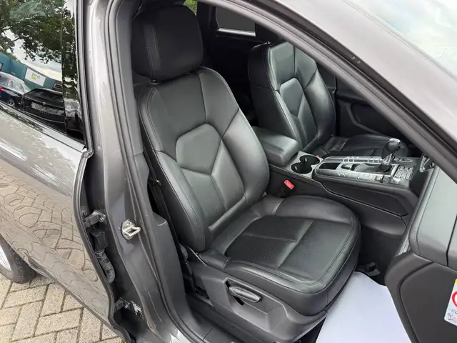 Porsche Macan view 6