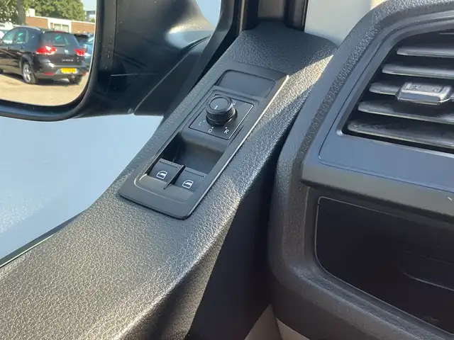 Volkswagen Transporter view 15