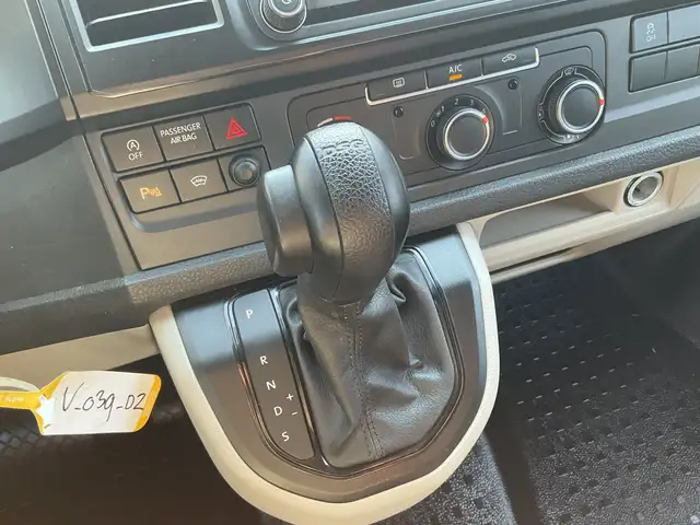 Volkswagen Transporter view 4