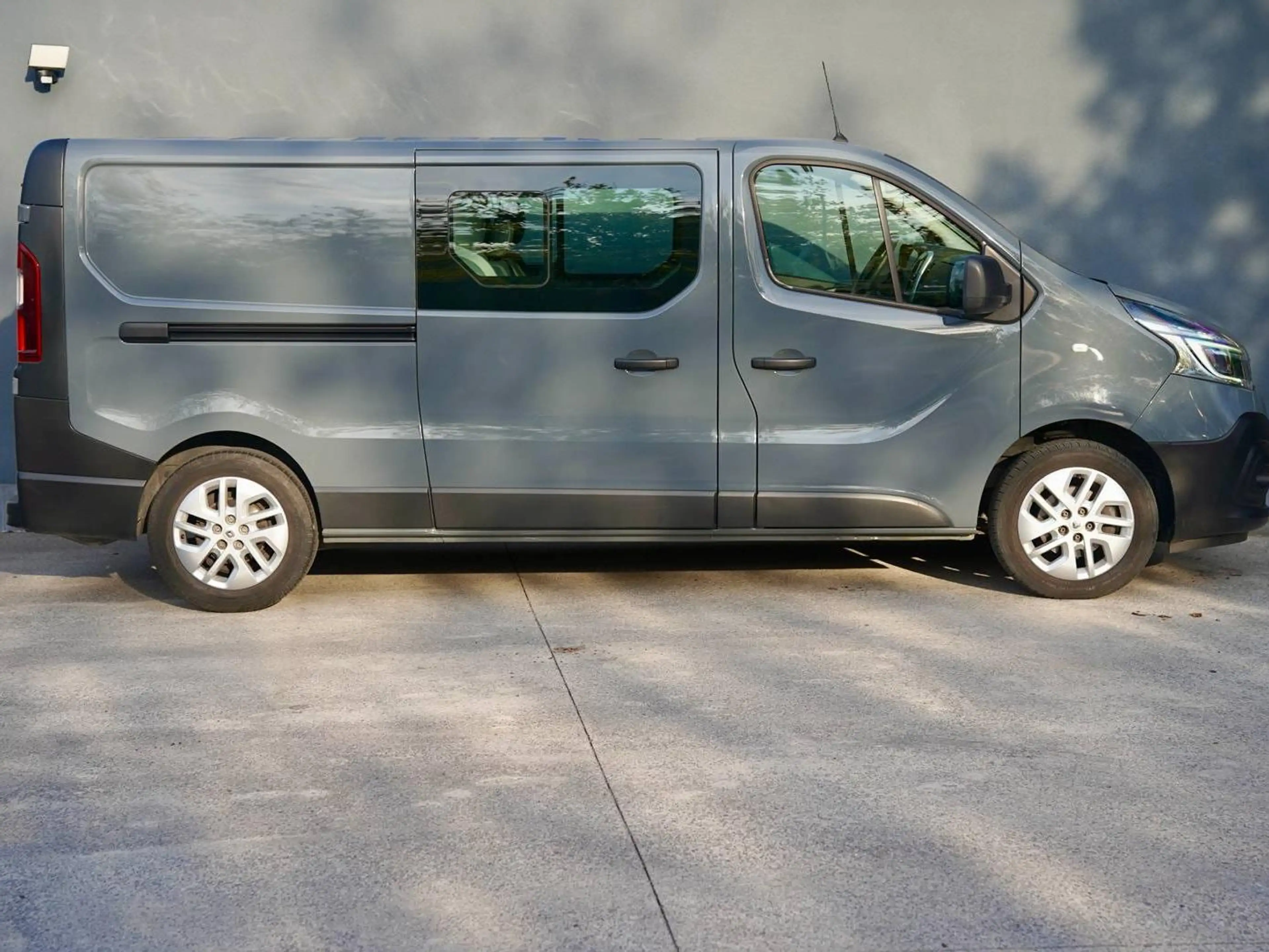 Renault Trafic 2.0 dCi 29 6 plaatsen lichte vracht — photo 2