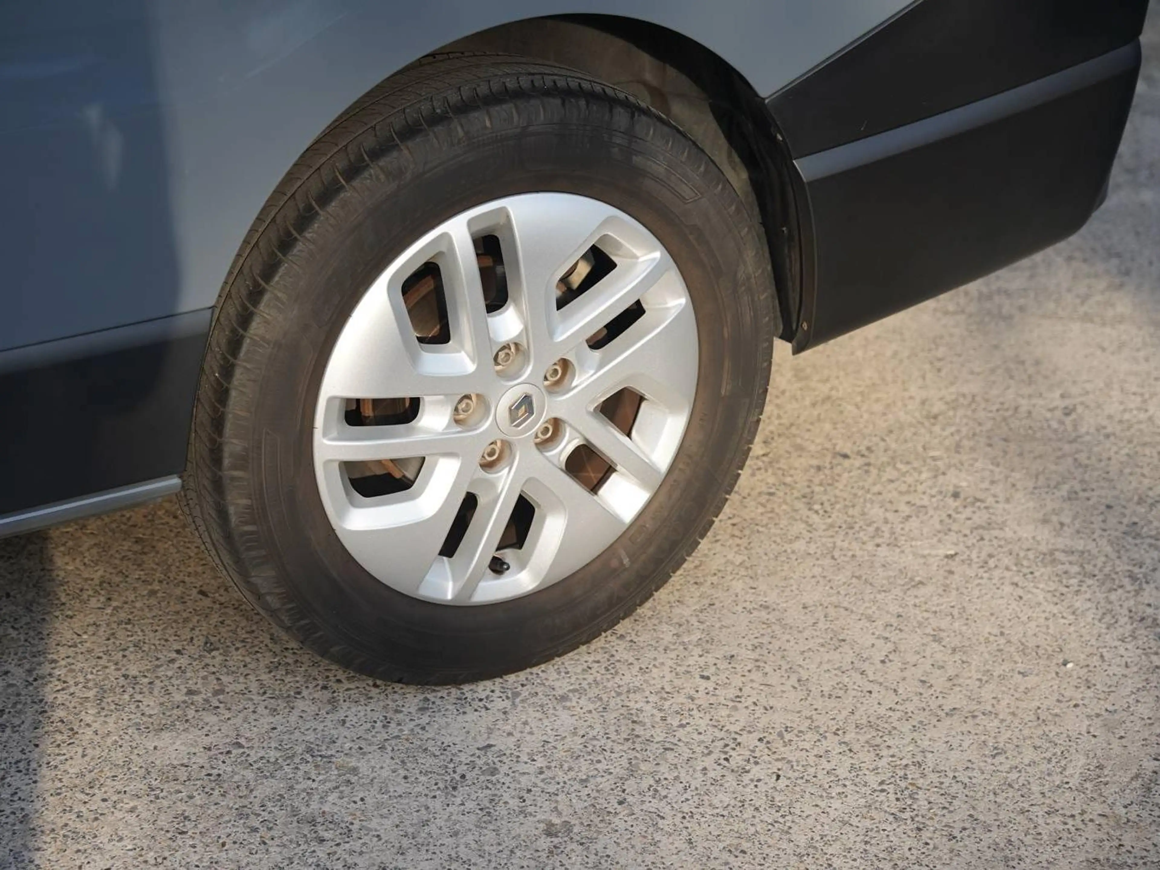 Renault Trafic 2.0 dCi 29 6 plaatsen lichte vracht — photo 10