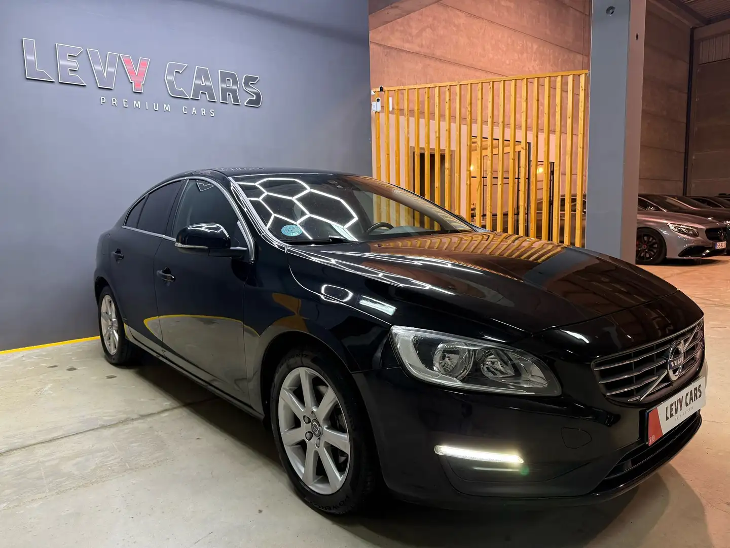 Volvo S60 D2 Momentum Aut. 120 Nero - 1