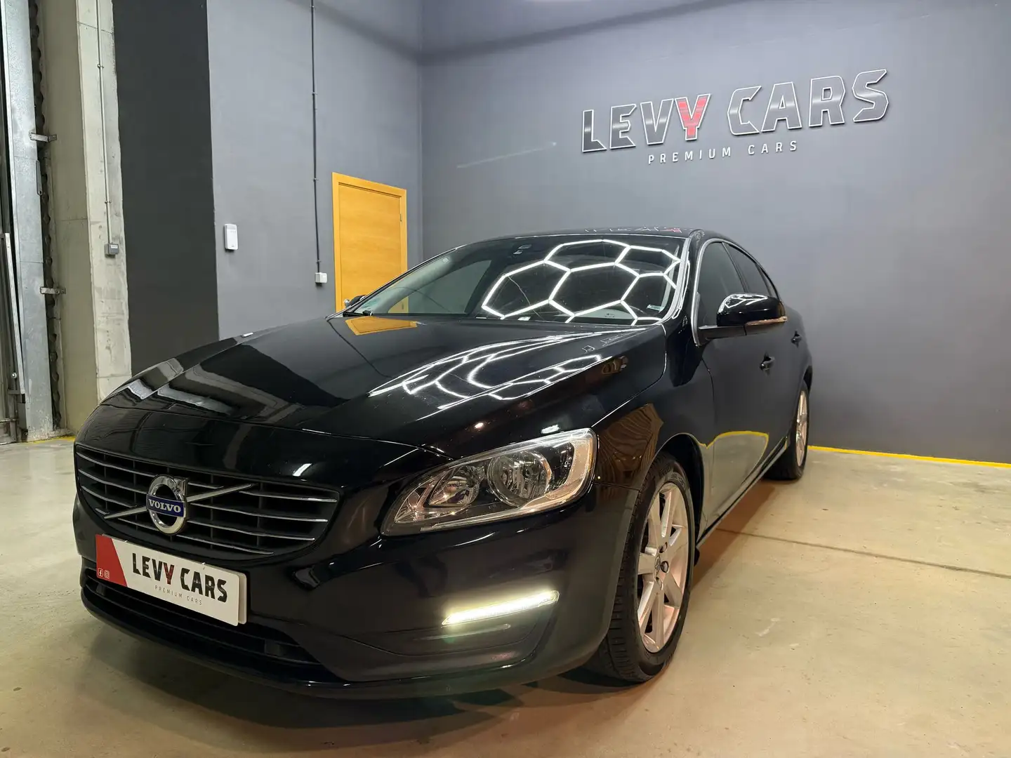 Volvo S60 D2 Momentum Aut. 120 Nero - 2